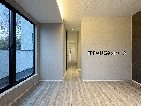 【洋室7帖】  落ち着いた色合いでまとめた主寝室は、一日の疲れを癒す心地よい空間。大きな窓から光が入り、ゆったりとした時間を過ごせます。