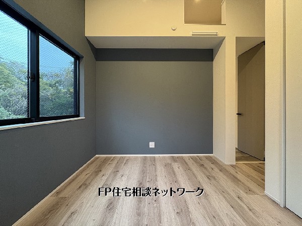 【洋室5.7帖】  柔らかな光が差し込む洋室は、テレワークや趣味の空間にもぴったり。モダンな内装が置く家具を引き立て、お好みのインテリアを愉しめます。ゆとりある広さと静かな環境で、心穏やかな毎日をお過ごし