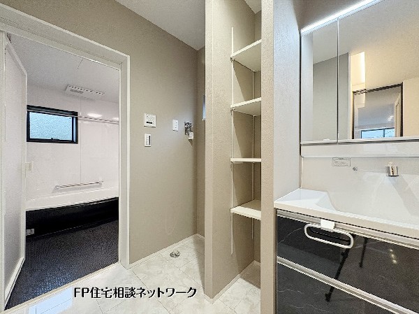 【洗面脱衣室】  洗面室には可動棚付きの収納を設け、タオルや洗剤の整理もスムーズ。浴室と隣接した動線で、毎日の身支度や家事が快適にこなせます。