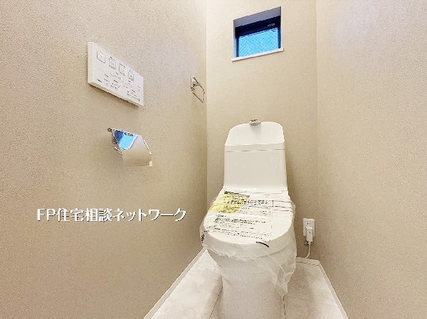 【トイレ】  温水洗浄便座付きの清潔感あるトイレ。小窓を設けることで自然光と換気を確保し、毎日気持ちよく使える快適な空間に仕上がっています。