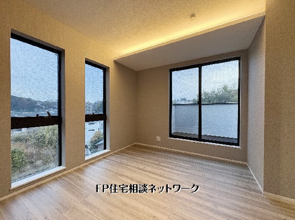 【洋室7帖】  天井に施された間接照明が、心地よい安らぎの時間を演出します。落ち着いたアクセントクロスと木の温もりを感じるフローリングが調和した、上質なプライベート空間でリラックスした毎日を。