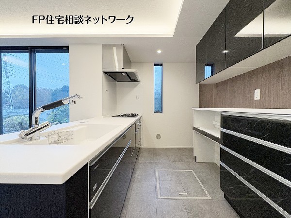 【キッチン】  視界を遮らないオープンキッチンからは、四季折々の景色を望めます。間接照明が演出する上質な空気感と、落ち着いたモノトーンの配色が魅力。機能性と意匠性を兼ね備えた自慢の空間です。