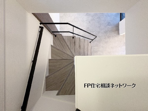 【LDK階段】  LDKと一体で設けたデザイン階段が、空間に開放感と奥行きを演出。家族の気配を感じながら、自然とコミュニケーションが生まれる住まいです。