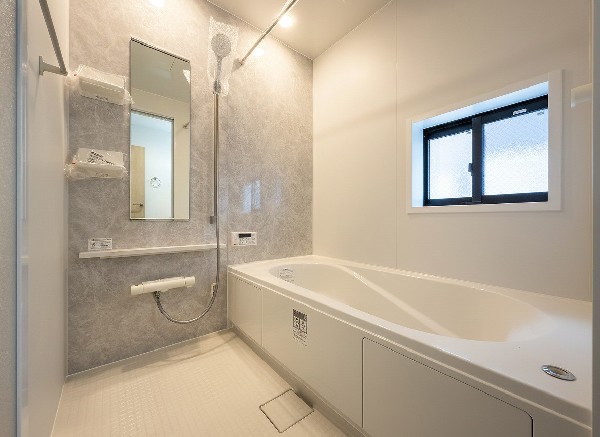 ご家族との憩いの場として、一日の疲れを癒す場として、ゆったりと足を伸ばしてくつろげる綺麗で清潔感のある色味の浴室。気持ちの良い光と爽やかな風をたっぷりと取りこめる開閉式の窓も設置しています。  