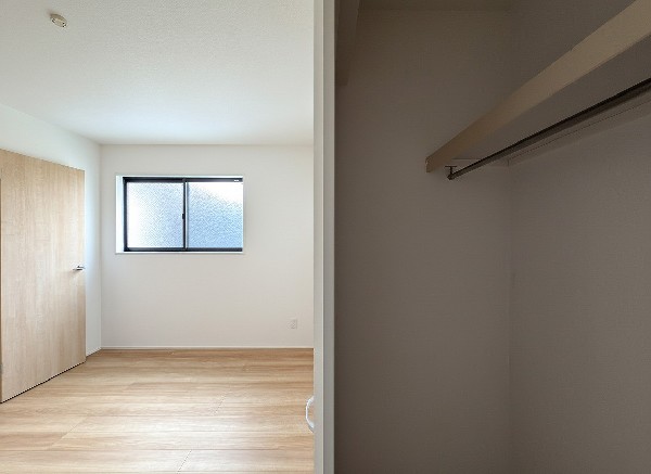 収納力が豊富な大型クローゼット。普段着やスーツはもちろんのこと、コート類などもしっかり掛けられます。奥行きもあるので、収納ボックスをそのままクローゼットの中へ。