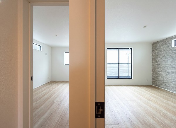 光が取り込みやすい2面採光の居室。日当たり良好です。しっかりとした大きさのクローゼットを完備し、収納スペースも十分。初めてのお子様にとっての「自分の部屋」。学習デスクやベッドの配置もラクラクです。