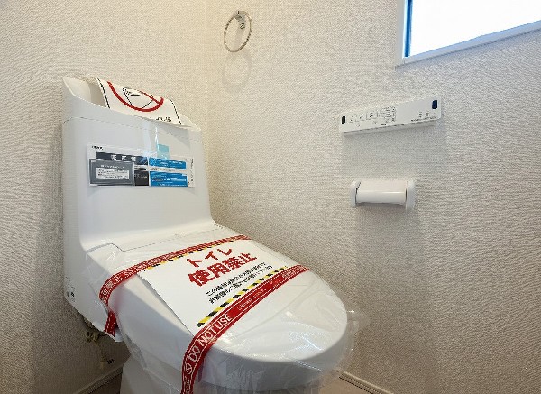 洗浄機能付き便座を標準装備。冬の寒い時期には暖房機能も活躍。快適にご利用いただけます。また、タンク奥のスペースを利用してちょっとした収納を造作することも可能。トイレットペーパーなど効率的に収納できます