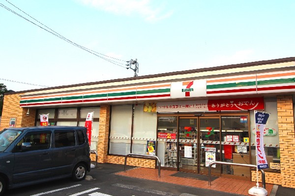周辺環境:セブンイレブン 横浜市ヶ尾東店(特にお弁当等の惣菜で一歩先を行くセブンイレブン。一昔前と比べると格段に美味しい！会社帰りに立ち寄れる立地は嬉しい限り！)