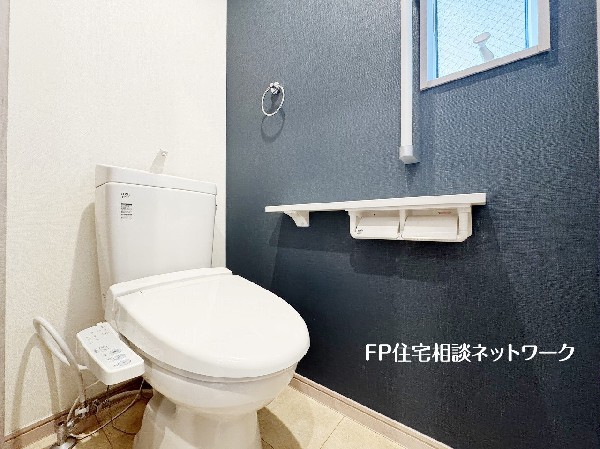 ウォシュレット、暖房便座機能付のトイレです。従来型に比べ節水効果があり、お手入れもしやすいので、家計も家事の負担も軽減してくれます。
