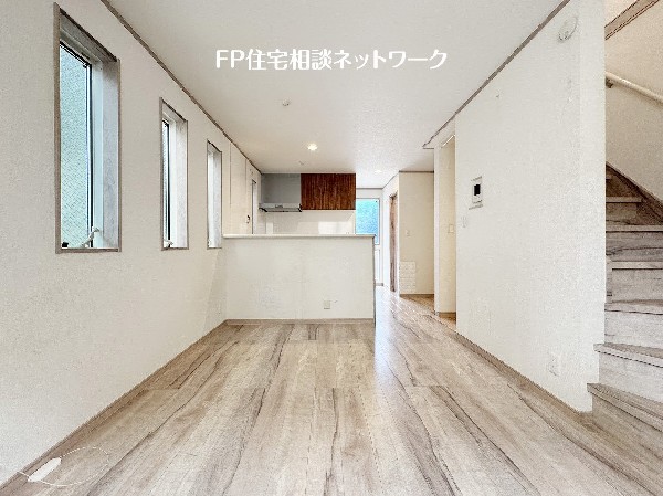 オープンな空間を生み出す、広がりとゆとり。家族と過ごす時間を大切にしたい方にぴったりのゆとりある住空間です。日差しがリビングの隅々までしっかりと届きます。