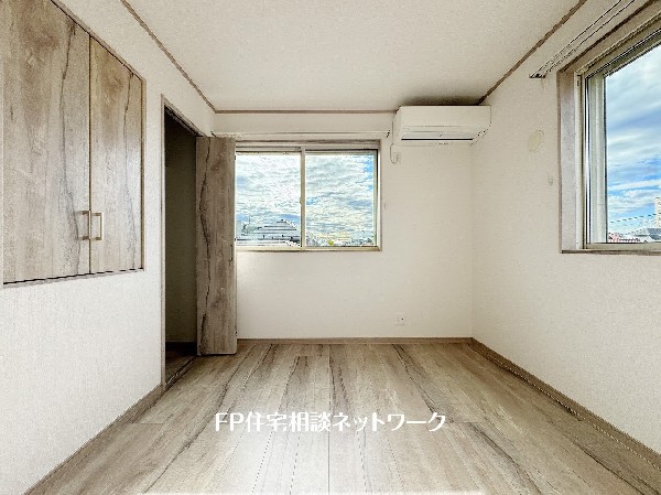 2面採光でお部屋の隅々まで明るい印象の居室。おひさまの光を、爽やかな風をたっぷりと取り込めます。居室内はいつも明るいので、毎日の生活も自然と明るくなりますね。