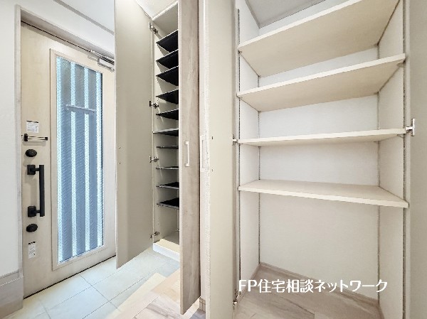 散らかりがちな玄関をスッキリと保てる玄関収納は、家の中に入る時一番最初に目に付く場所だからこだわりたい。落ち着いた色目が、室内のカラーやデザインと調和。