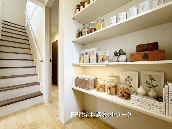 【収納部屋】本画像はAIがCGで食品作成しており、実際の現地に食品は設置されておりません。また、販売価格に食品等は含まれておりません。