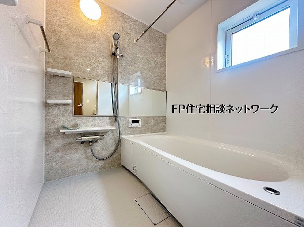 【浴室│一坪】落ち着いた石目調のパネルが上質な空間を演出するシステムバス。足を伸ばして寛げる広々とした浴槽で、一日の疲れを心地よく癒せます。