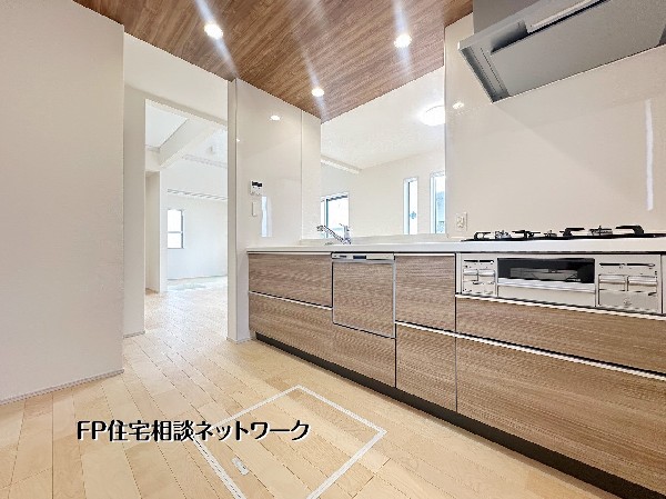 【キッチン】木のぬくもりを感じるデザイン性の高い対面式キッチン。食洗機やたっぷり入るスライド収納など、家事効率を高める設備も充実した快適な空間です。