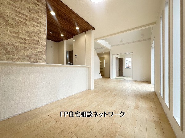 【ダイニンスペース】木目天井とアクセントクロスが上質感を演出するLDK。対面キッチンから全体を見渡せ、明るさと開放感に包まれた心地よい住空間です。