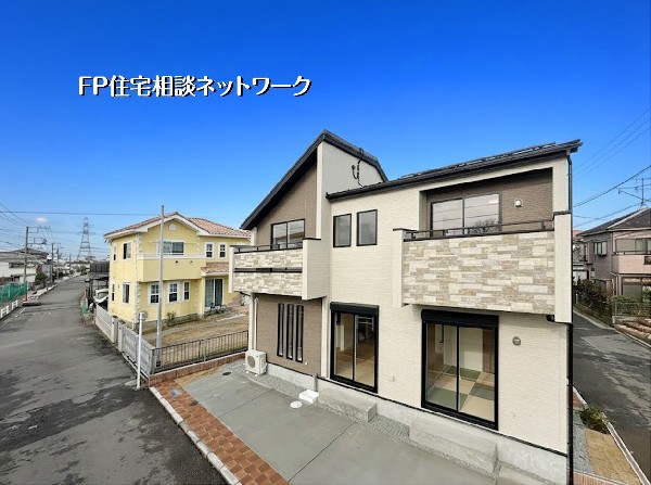 外観:【外観│南東角地】南東角地につき陽当たり良好。開放感ある吹抜けLDKと対面キッチンが魅力。カースペース2台分を確保し、家族の暮らしにゆとりをもたらす新築住宅です。