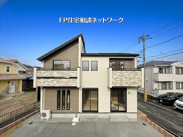 外観:【外観│並列車2台】陽当り良好な南東角地に佇むスタイリッシュな邸宅。前面は並列2台駐車可能なカースペースを確保し、出し入れもスムーズです。