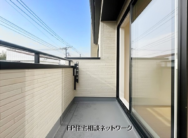 外観:【バルコニー│南向き】南側に面した奥行きのあるバルコニーは、洗濯物もたっぷり干せる実用的な広さ。陽当たり良好で、日常使いしやすい快適な屋外空間です。