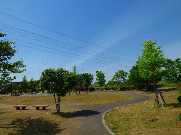 周辺環境:稲城北緑地公園(上流からゲートボール広場、多目的遊具広場、駐車場、ピクニック広場、テニスコート、多摩梨たまりパークなどのゾーンになっています)