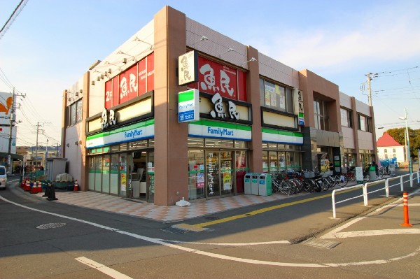 周辺環境:ファミリーマート稲城長沼店(スーパーでの買い逃しなどだけでなく、人気のスナック商品など用途は様々)