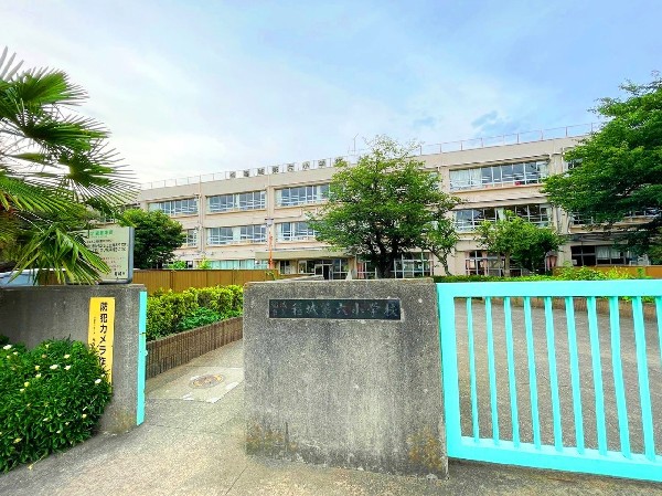 周辺環境:稲城市立稲城第六小学校(学校教育目標「よく聞きよく考えて伝え合う子　仲良く助け合う子　すすんで体を動かす子」)