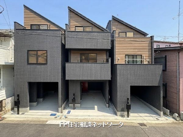 外観:【外観】  木目×タイル調が映えるスタイリッシュな外観デザイン。ビルトインガレージとバルコニーを備え、都市型住宅ならではの機能性と存在感を兼ね備えた住まいです。