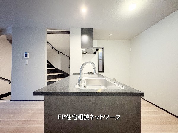 【キッチン】  重厚感のあるダークグレーの天板がLDKのアクセントになる、スタイリッシュなデザインを採用。まるでインテリアの一部のように空間に馴染み、上質な雰囲気を演出します。