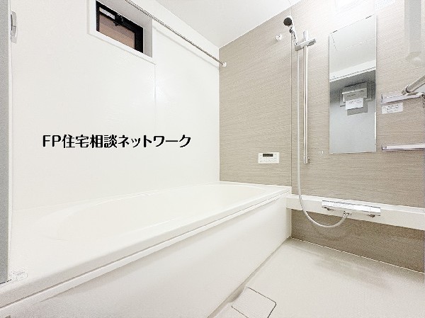 【浴室】  落ち着いた色合いでまとめた浴室は、一日の疲れを癒す上質な空間。追い焚き・浴室乾燥機付きで快適性も高く、家族みんなが使いやすい設計です。