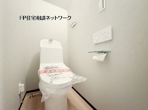 【トイレ】  清潔感あふれる温水洗浄便座付きトイレ。操作パネル一体型で使いやすく、換気窓も備え快適性を確保。落ち着いた空間で毎日気持ちよく使えます。