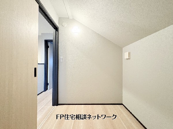 【納戸・書斎】  季節物や大型荷物もすっきり収まる便利な納戸スペース。居室を広く使える設計で、収納力と暮らしやすさを両立。ライフスタイルに合わせ多目的に活用できます。