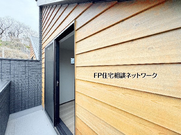 外観:【バルコニー】  木目調外壁に映える開放感あるバルコニー。外からの視線を抑えつつ、洗濯や寛ぎの時間を快適に。家事動線良好で日当たりも確保し、プライベート性の高い屋外空間です。