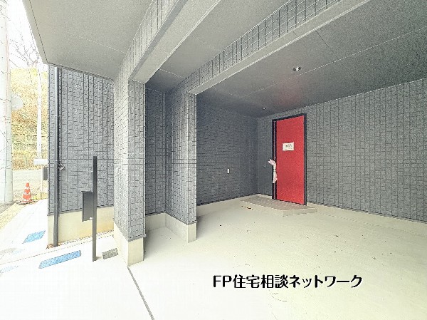 外観:ビルトインガレージ】  雨や風から愛車を守るビルトインガレージ。玄関へ直結し、天候に左右されず出入りが快適。収納や趣味スペースとしても活用でき、暮らしの幅が広がります。