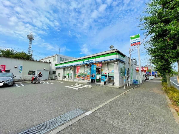 周辺環境:ファミリマート稲城いちょう並木通店(ファミチキをはじめスナックメニューも大人気です。)