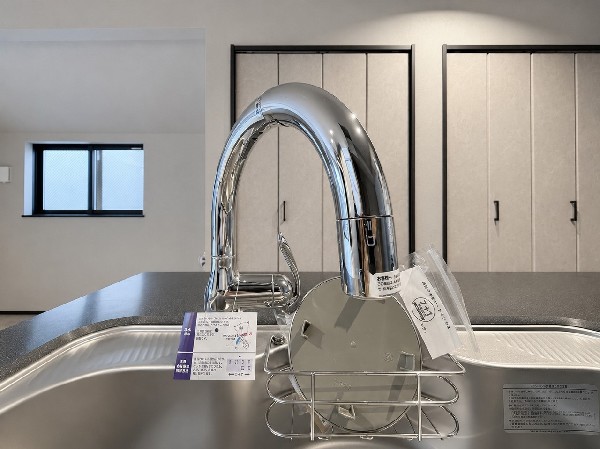 設備キッチンには浄水器を標準装備。水を飲むという場面以外にも料理で使用したり、野菜を洗う場合もキレイな水で洗いたいという人が増えてきています。