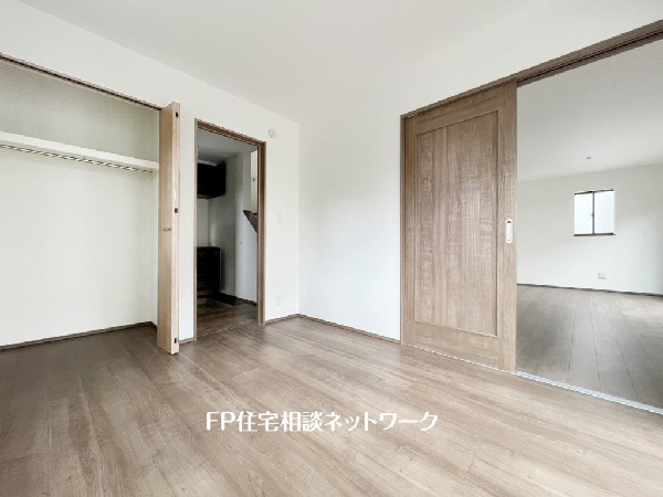LDKと隣接する続き間を開放すると、20.25帖の大空間が広がります。広々としたＬＤＫの一部として利用するもよし、お子様の遊び部屋として利用するもよし、利用用途が広がります。