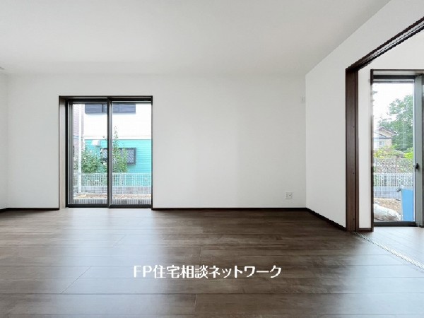 南に大きく面した掃出し窓から光が降りそそぐ開放的なリビング。大きな窓からは、太陽の光はもちろん、爽やかな風が吹き抜けます。快適で心地の良い空間を演出してくれます。
