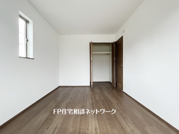 全居室には大型の収納クローゼットを完備。普段使いのお洋服や小物はもちろん、季節物のお洋服などもしっかりと整理整頓出来る。居室空間を隅々まで使えるのが嬉しい。