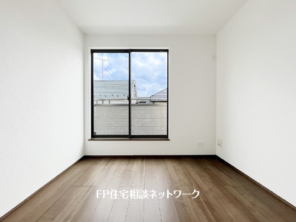 光を取り込みやすい2面採光の居室は日当良好。クローゼットの完備で収納スペースも十分。お子様にとっての「自分の部屋」。学習デスクやベッドの配置もラクラクです。