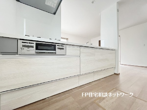 新しいキッチンは食事の支度も楽しく出来る。お手伝いをしてくれるお子様と並びながら準備や片付けが出来るキッチンは、ご家族のコミュニケーションを育む場として活躍します。