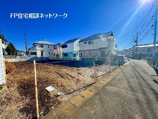 外観:敷地と道路に高低差がなく、全面を有効に利用可能！ゆとりのカースペースはお車の運転が苦手な方でも安心です。