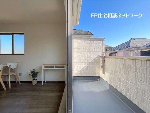 外観:■バルコニー■本画像はAIがCGで家具作成しており、実際の現地に家具は設置されておりません。また、販売価格に家具、小物等は含まれておりません。
