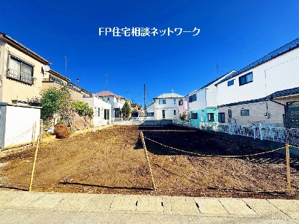 外観:2階建てが建ち並ぶ閑静な住宅街に位置し、ゆとりの45坪以上の敷地は隣地とも距離が確保されたプライベート感のある住宅です。