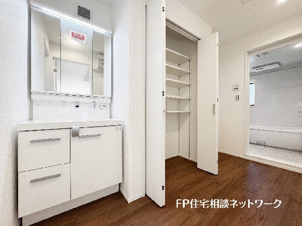 【プラン例　建物価格1650万円　建物面積99.78m2】鏡の裏に収納棚を確保した三面鏡を採用。化粧品や歯ブラシなどを機能的に収納。