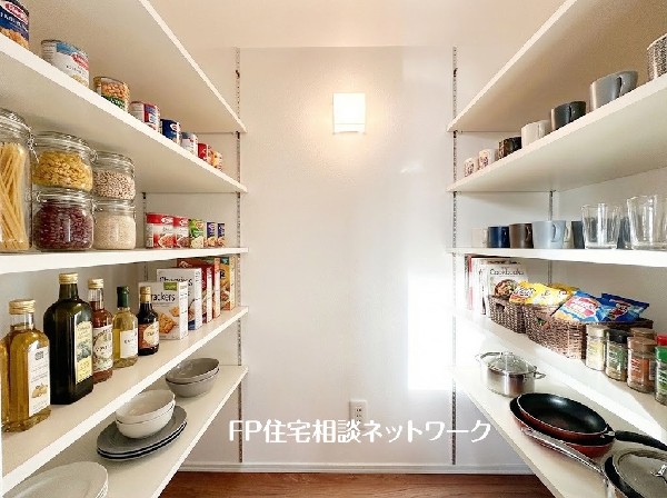 【プラン例　建物価格1650万円　建物面積99.78m2】大容量のシューズクローゼットが嬉しい住まい。ご家族全員の靴はもちろん、お子様のベビーカーなどスッキリまとめて収納できます。