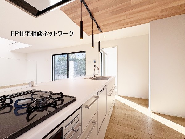 【キッチン】  キッチンに立つとリビングや庭まで視界が広がり、抜群の開放感を味わえます。光溢れる空間で家族と会話を楽しみながら料理ができる贅沢。木目の温もりを感じるデザインも魅力です。