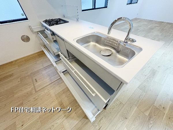 【キッチン収納】  引き出し収納をたっぷり備えた機能的なキッチン。調理器具や食器類もすっきり収まり、作業スペースも広く確保。日々の家事がスムーズになる嬉しい仕様です。
