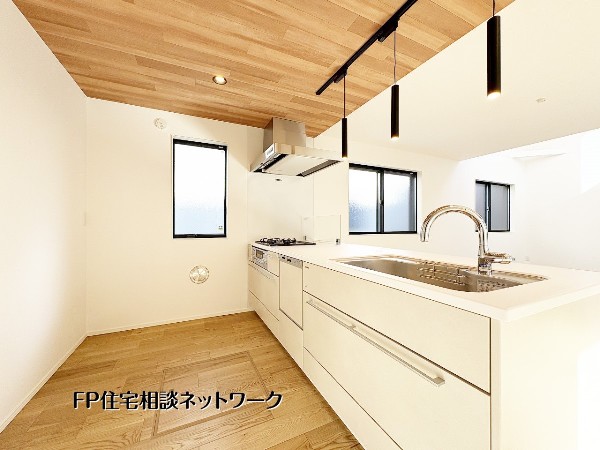 【キッチン】  上質な素材感が映えるスタイリッシュなキッチン。ペンダント照明が温かく空間を演出し、開放的な対面レイアウトで家族とのコミュニケーションも豊かに。