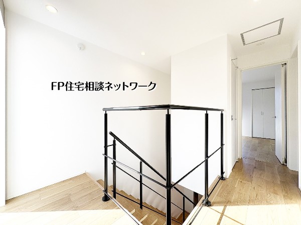 【2階廊下ホール】  自然光が差し込む明るい2階ホール。スタイリッシュな黒のアイアン手摺がアクセントの、洗練されたモダン空間です。廊下としての機能だけでなく、住まいに開放感を与える贅沢な設計。