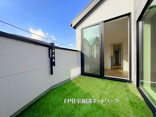 外観:【バルコニー】  本画像はAIがCGで芝作成しており、実際の現地に芝は設置されておりません。また、販売価格に芝等は含まれておりません。